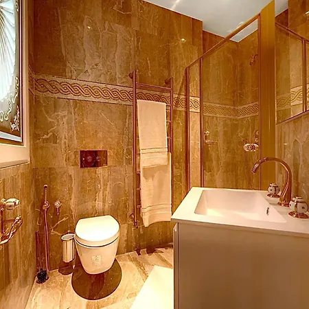 Elegance Et Luxe Sur Les Champs-elysees