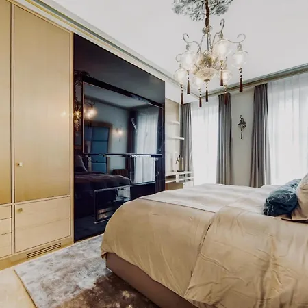 Elegance Et Luxe Sur Les Champs-elysees Paris