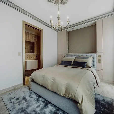 Elegance Et Luxe Sur Les Champs-elysees * Paris