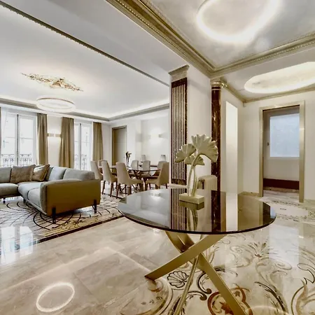 Elegance Et Luxe Sur Les Champs-elysees